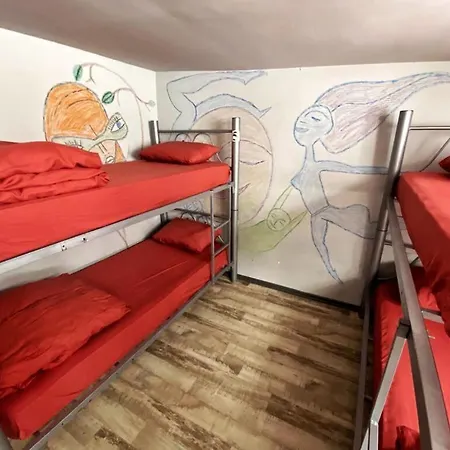 Lola Backpacker's Hostel *