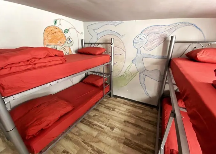 Lola Backpacker's Hostel *