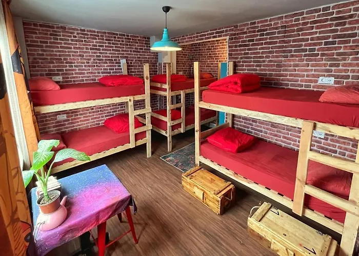 Lola Backpacker's Hostel *